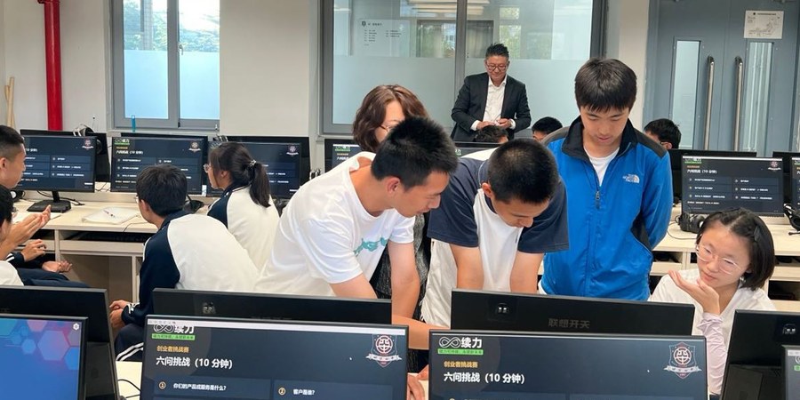 续力科技《AI 时代 · 商业与创造》课程,走进北京四中